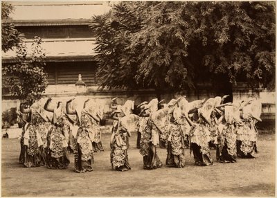 Verschleierte Tänzerinnen in Mandalay, Burma, Ende des 19. Jahrhunderts von Unbekannt Unbekannt